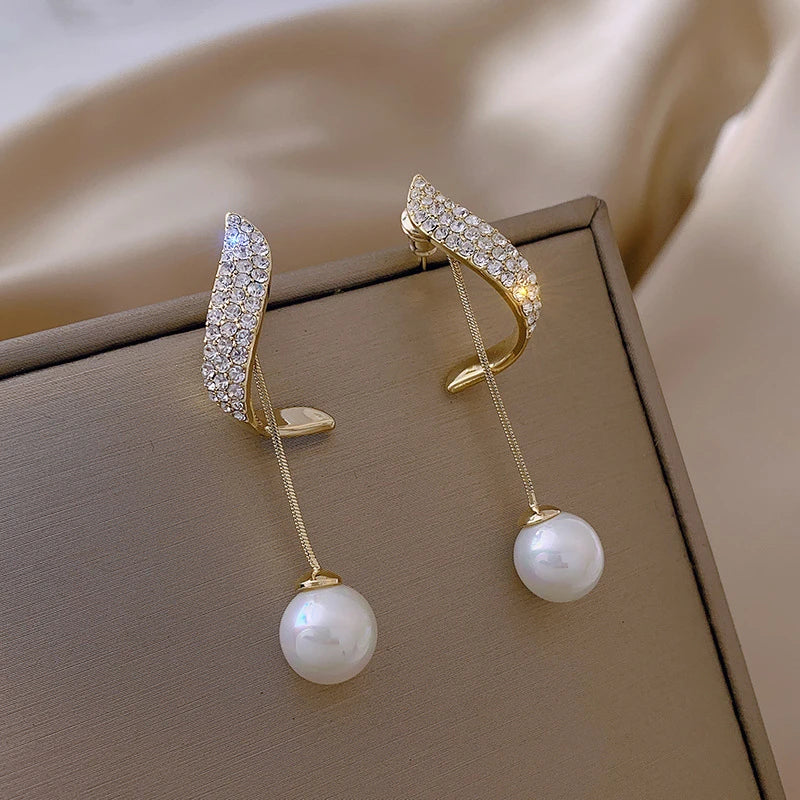 Boucles d'oreilles pendantes perles beige ivoire, bijou plaqué or et en acrylique
