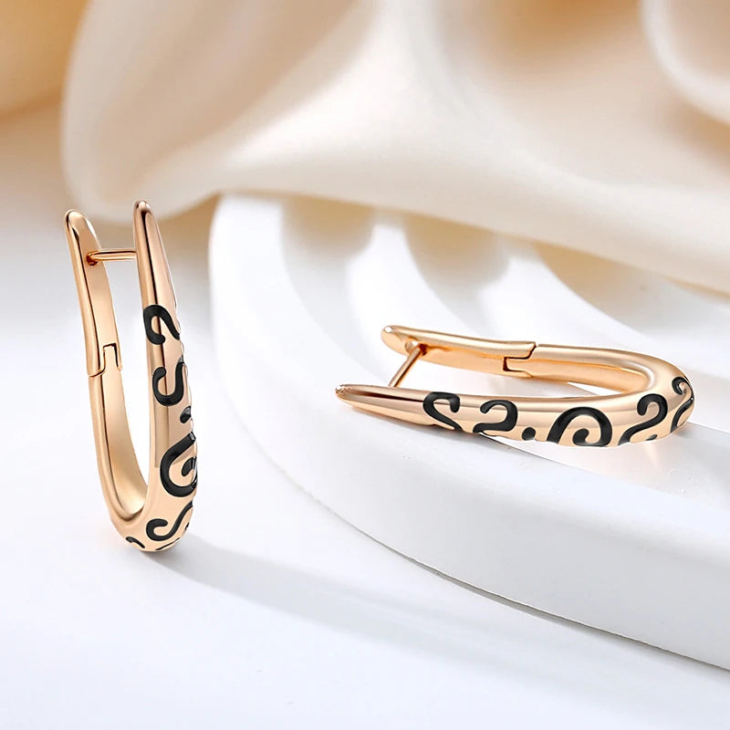boucles d'oreilles anneaux avec un tracé en émail noir