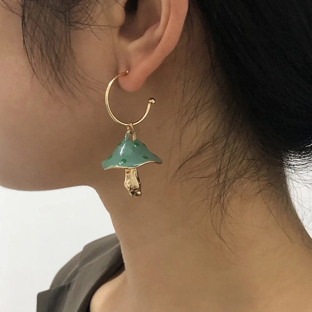 Boucles d'oreilles champignon, bijou en plaqué or et en émail