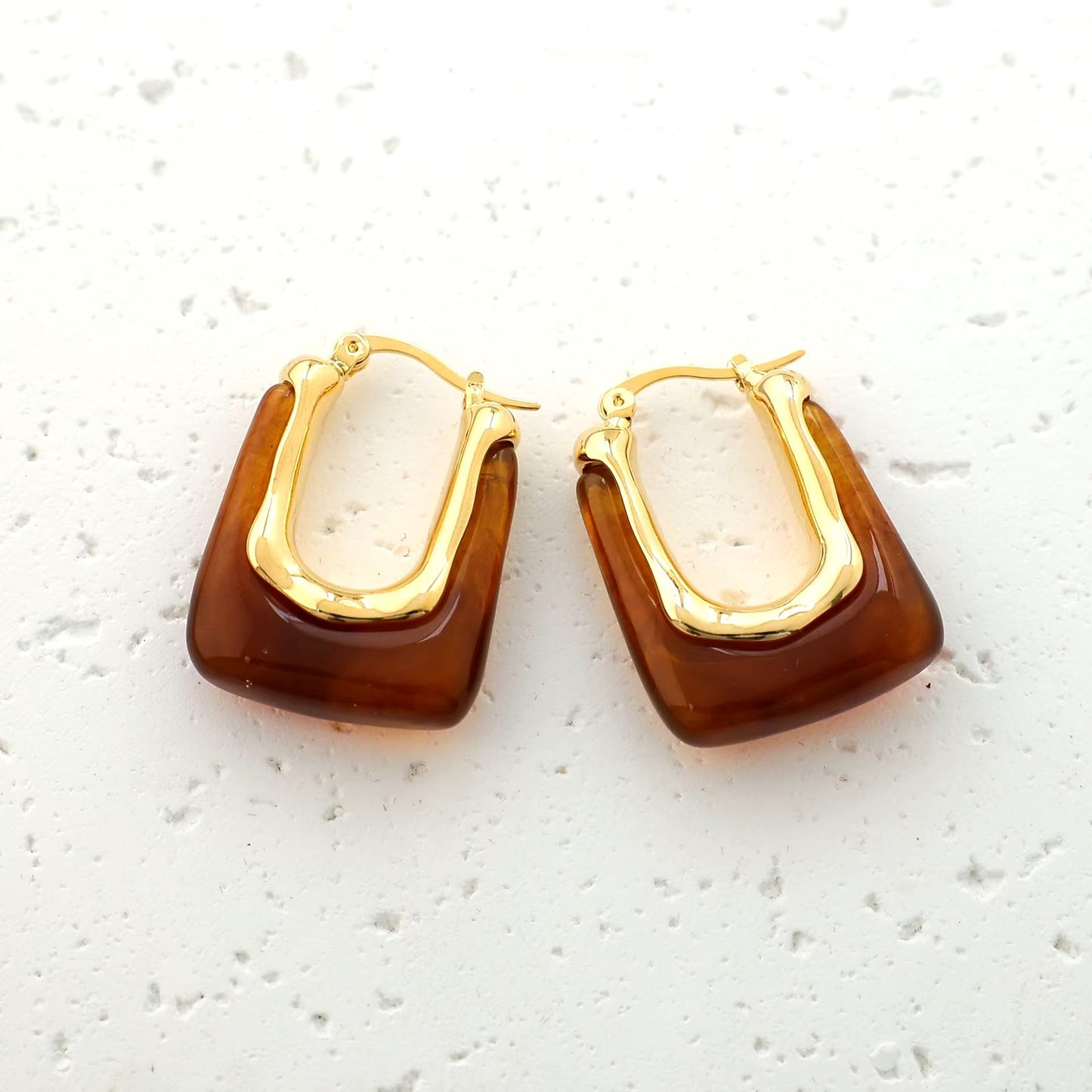 Boucles d'oreilles géométriques brun marron, bijou en alliage plaqué or et en acrylique