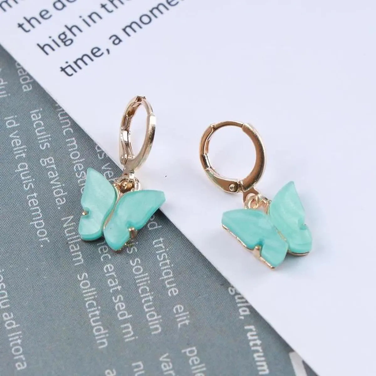 Boucles d'oreilles Papillons bleu clair, bijou en acier inoxydable argenté et en acrylique