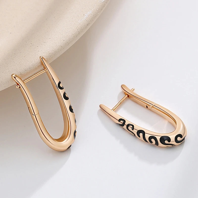 boucles d'oreilles anneaux avec un tracé noir