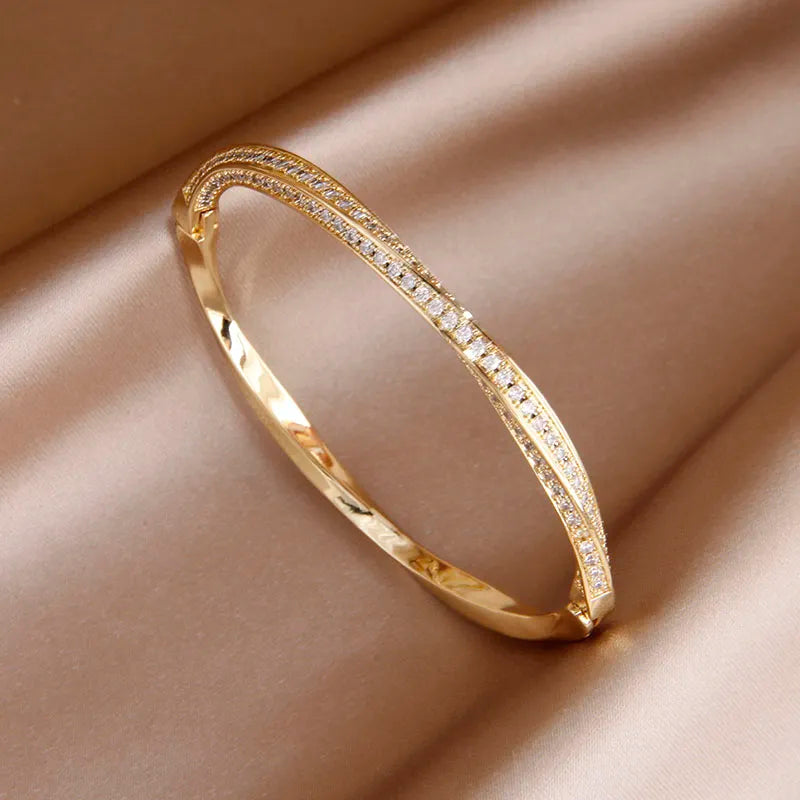 Bracelet torsadé, bijou en alliage plaqué or et en zircons naturels