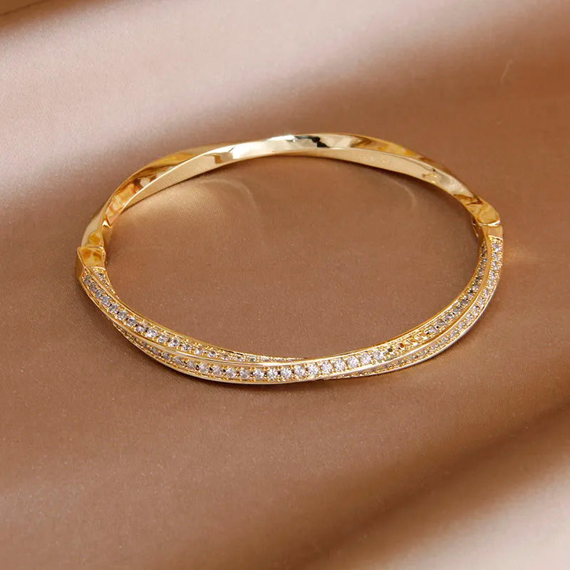 Bracelet torsadé, bijou en alliage plaqué or et en zircons naturels