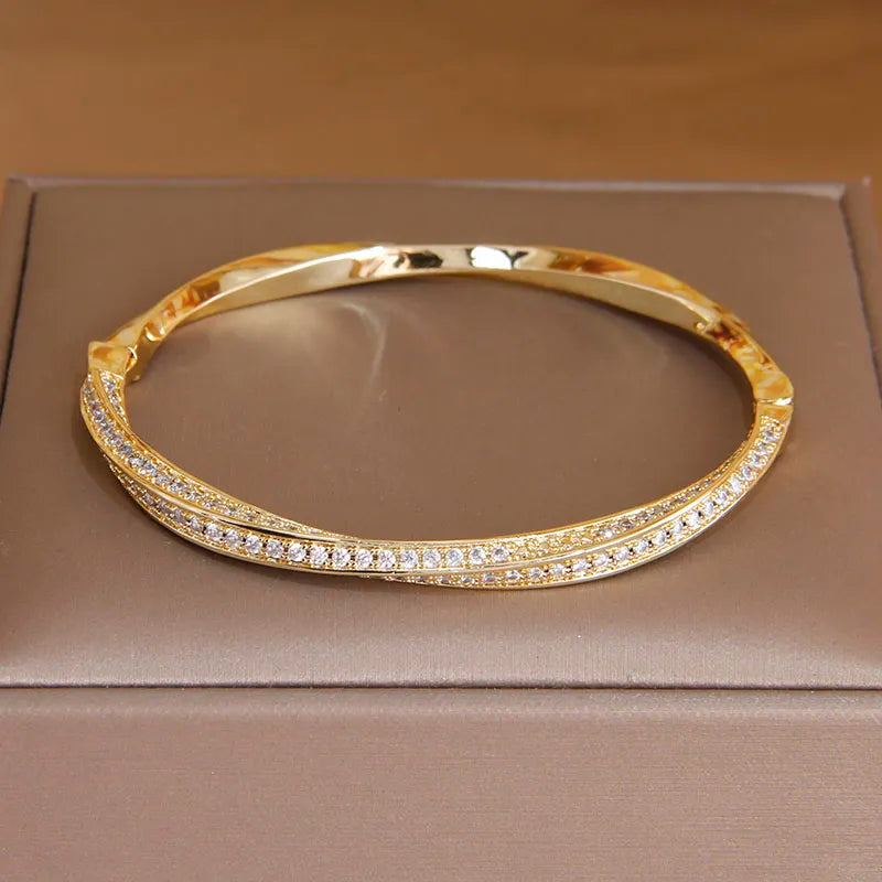 Bracelet torsadé, bijou en alliage plaqué or et en zircons naturels