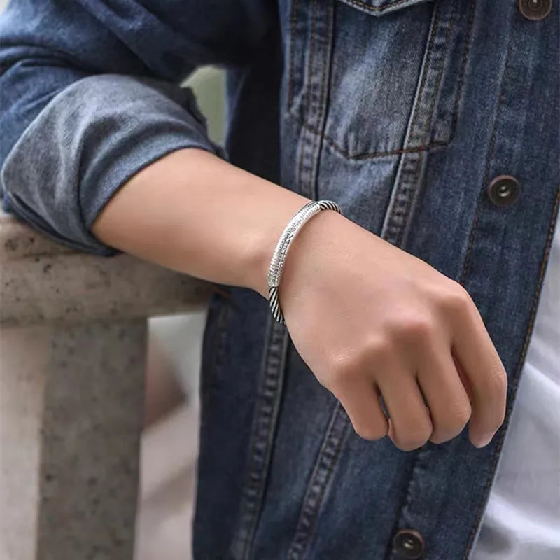 Bracelet jonc orné de signes exotiques, bijou plaqué argent