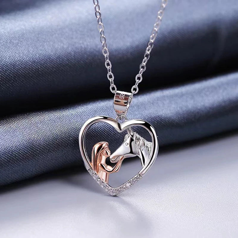 Collier Cheval et cavalière, bijou en alliage plaqué or 585 (14 ct) et plaqué argent 925