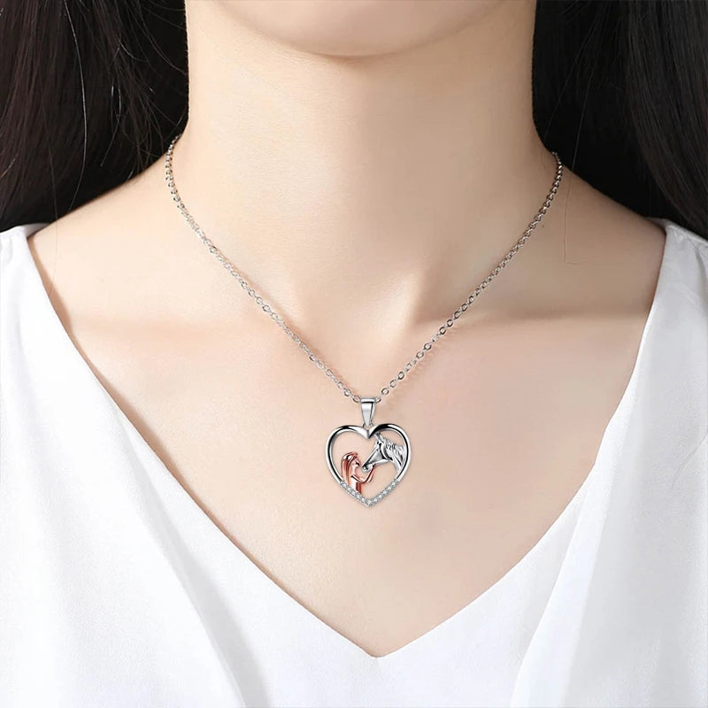 Collier Cheval et cavalière, bijou en alliage plaqué or 585 (14 ct) et plaqué argent 925