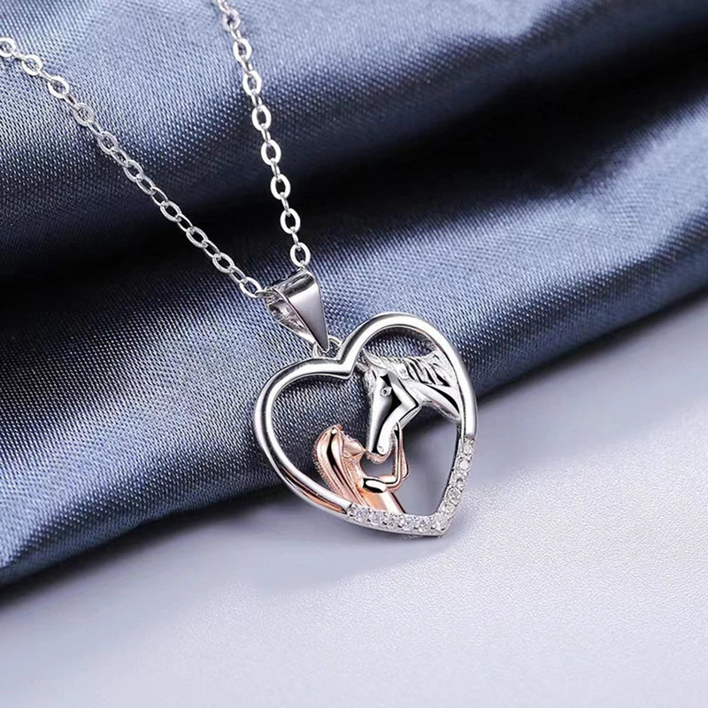 Collier Cheval et cavalière, bijou en alliage plaqué or 585 (14 ct) et plaqué argent 925