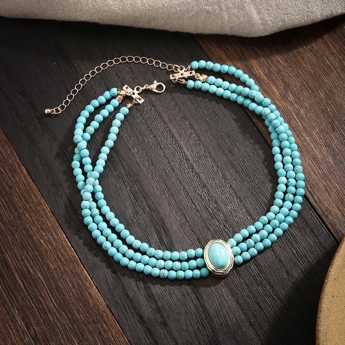 Collier multicouches de perles, bijou en alliage plaqué or et en pierre naturelle turquoise