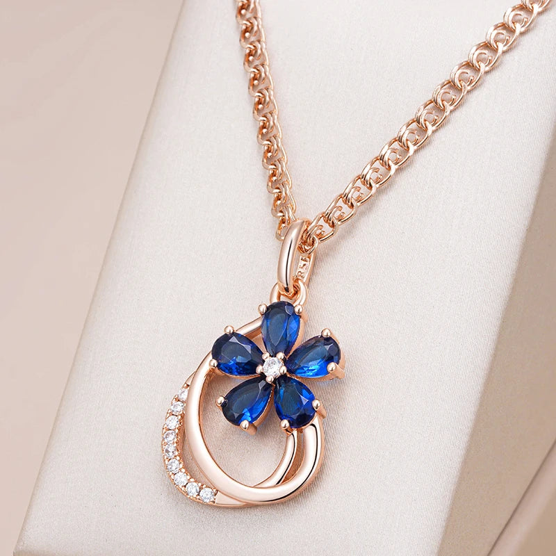 Collier Fleur bleue, bijou en alliage plaqué or 585 (14 carats) et en zircons naturels