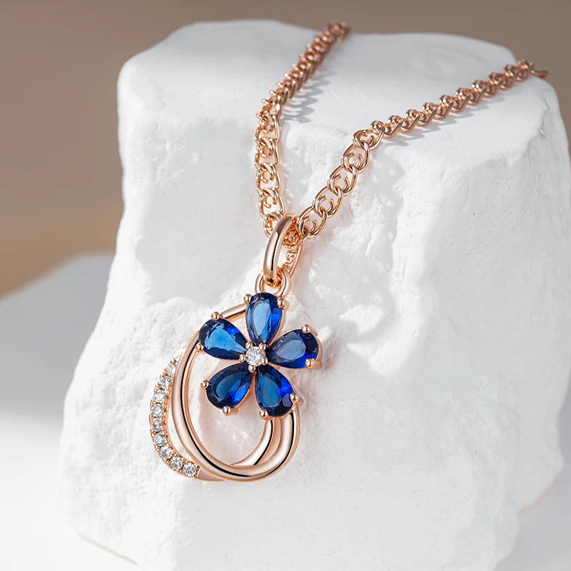 Collier Fleur bleue, bijou en alliage plaqué or 585 (14 carats) et en zircons naturels