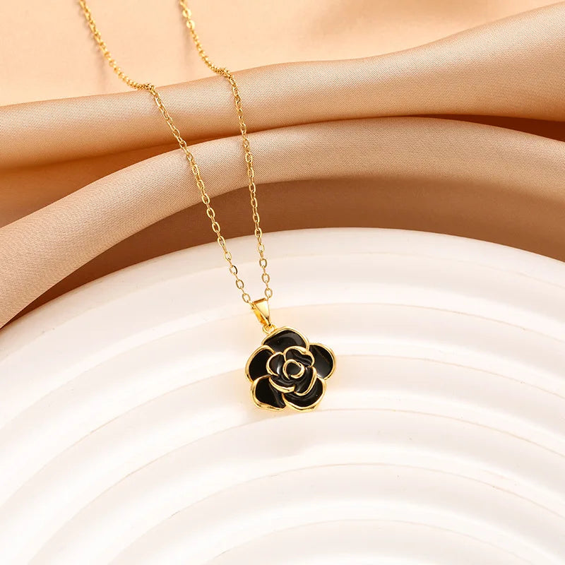 Collier Fleur noire, bijou en acier inoxydable doré et en émail