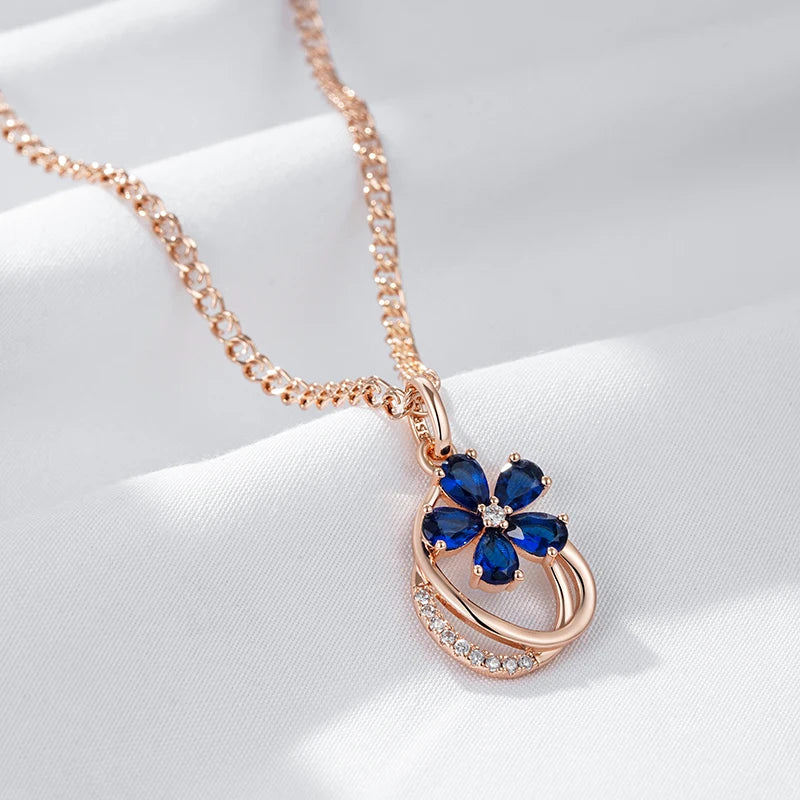 Collier Fleur bleue, bijou en alliage plaqué or 585 (14 carats) et en zircons naturels