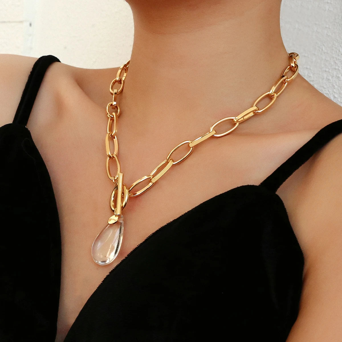 Collier maillons et pendentif goutte, bijou en alliage plaqué or et en cristal