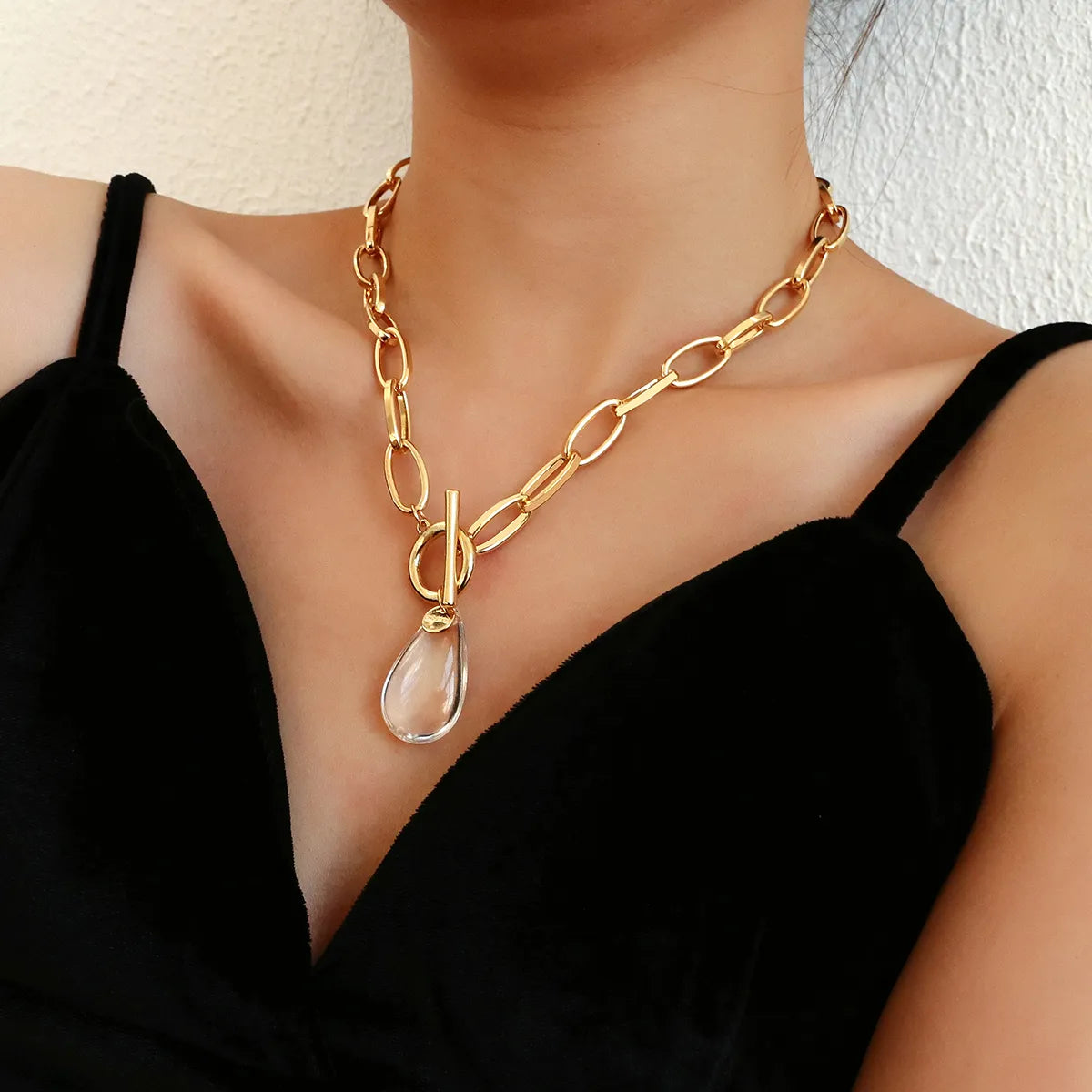 Collier maillons et pendentif goutte, bijou en alliage plaqué or et en cristal