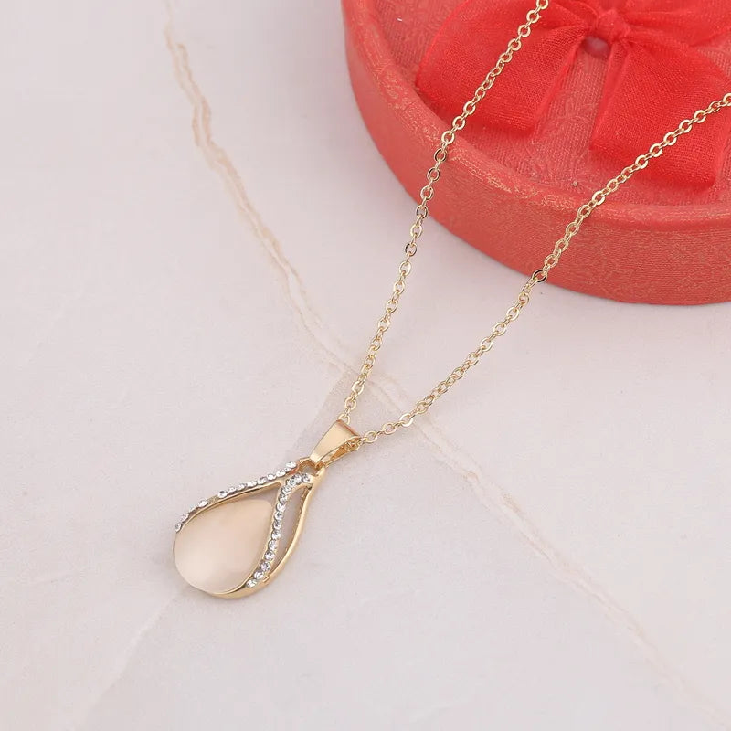 Collier Opale rose, bijou en alliage plaqué or 585 (14 carats) et en pierre naturelle