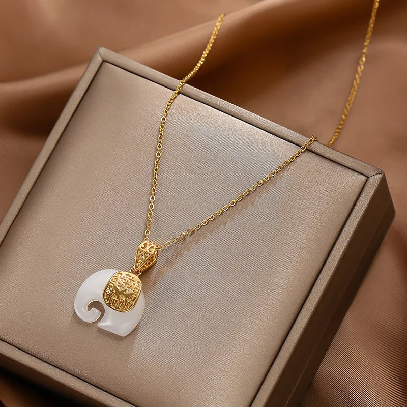 Collier Éléphant en jade blanc, bijou en plaqué or et en pierre naturelle