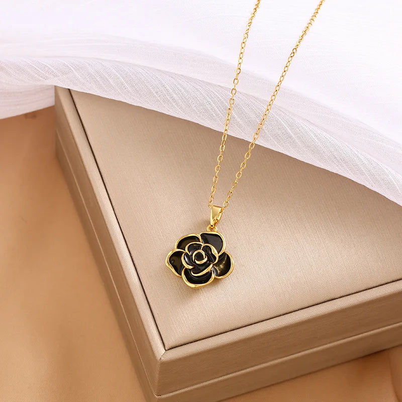 Collier Fleur noire, bijou en acier inoxydable doré et en émail