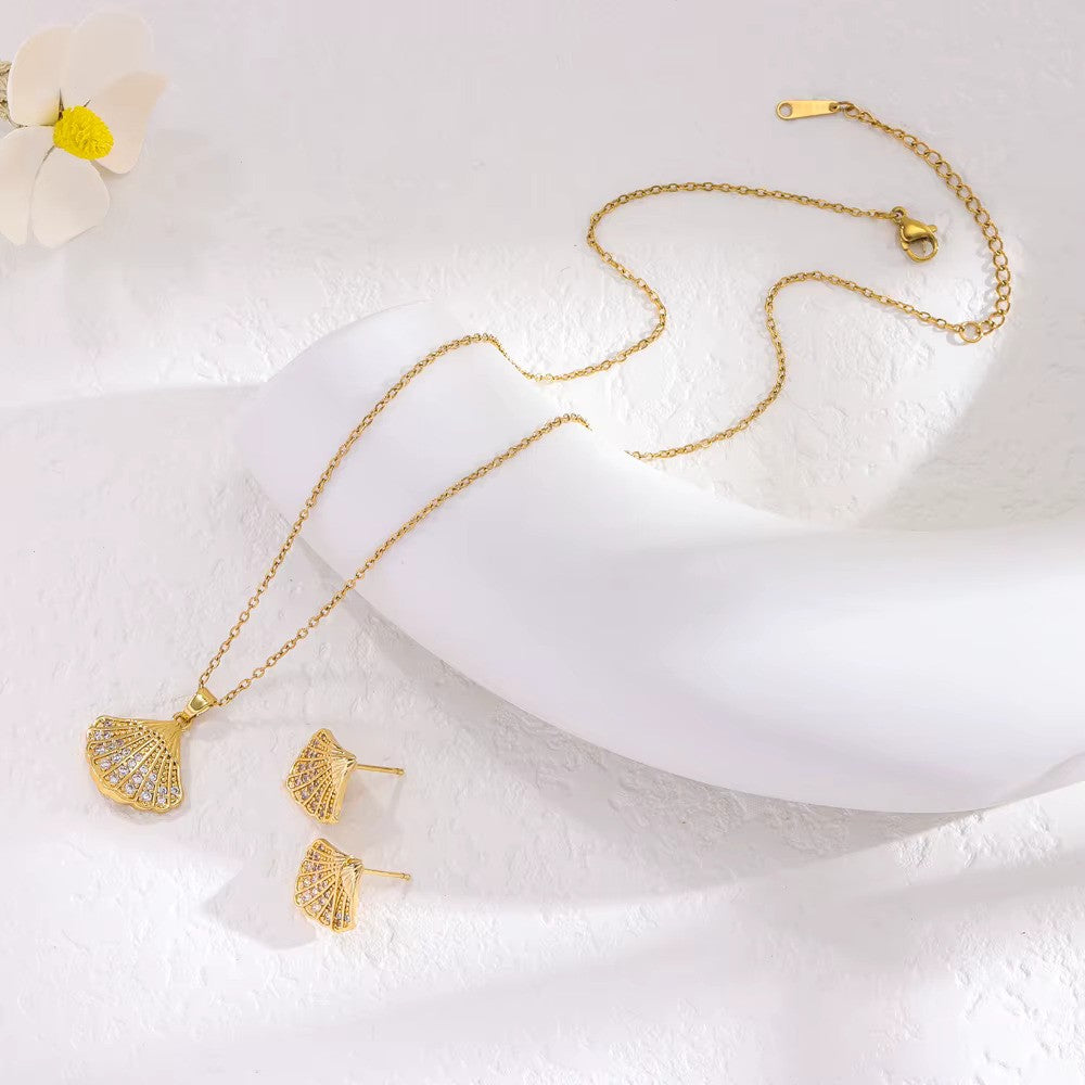 Parure de bijoux Coquillages et zircons, bijou en acier inoxydable doré 750 (18 carats) et en zircons naturels