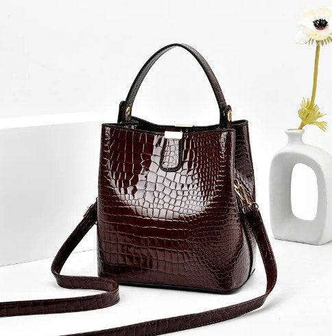 Sac seau motif crocodile en simili cuir auburn