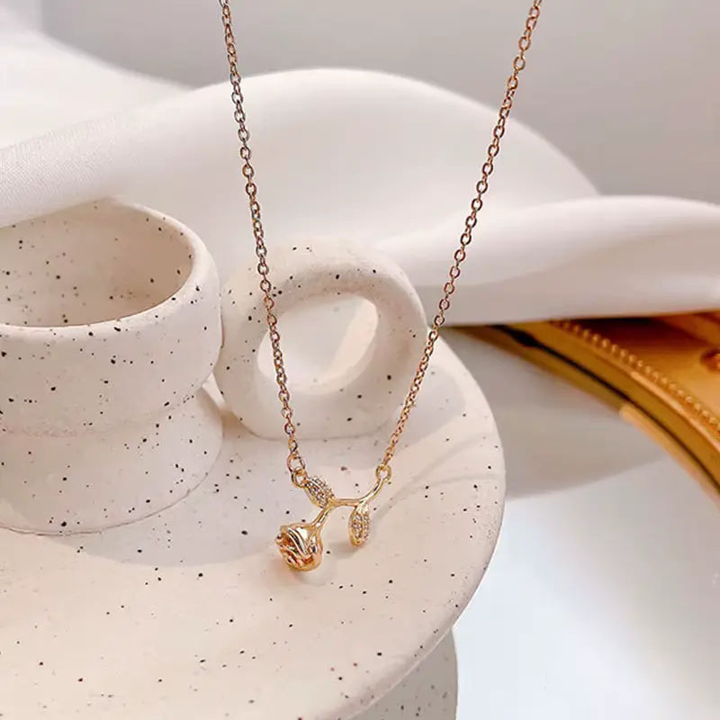 Collier Fleur rose et zircons, bijou en plaqué or rose et en zircons naturels