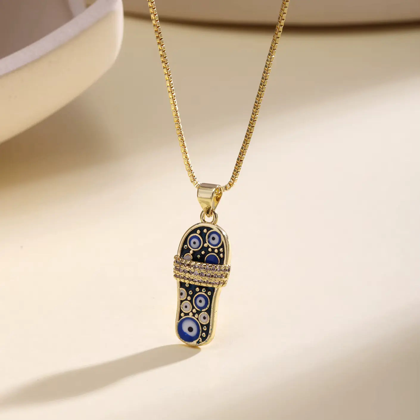 Collier sandale oeil turc, maille vénitienne, bijou en plaqué or, en émail et en zircons naturels