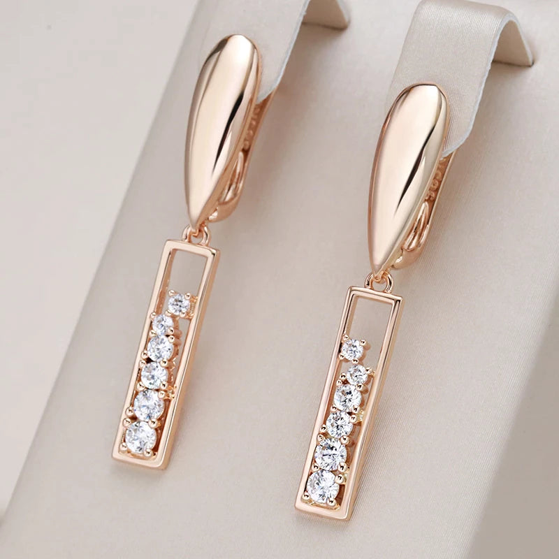 boucles d'oreilles avec des zircons blancs