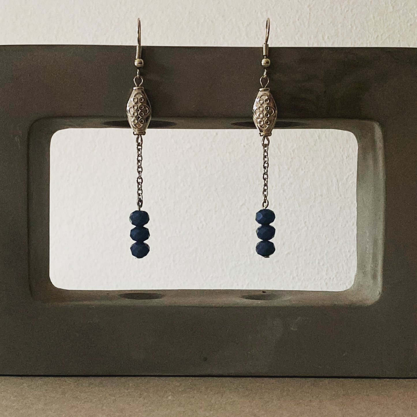 Boucles d'oreilles pendantes perles à facettes bleu foncé, bijou en acier inoxydable
