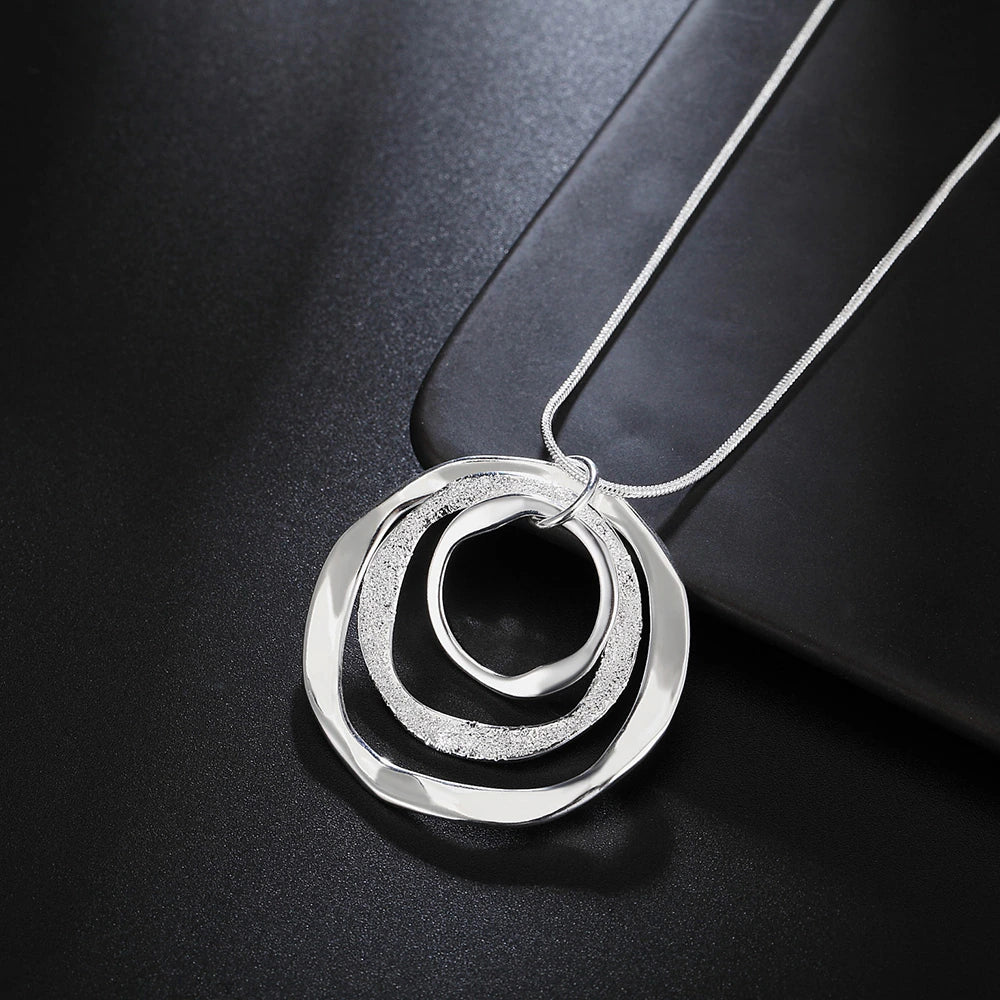collier pendentif composé d'anneaux modernes