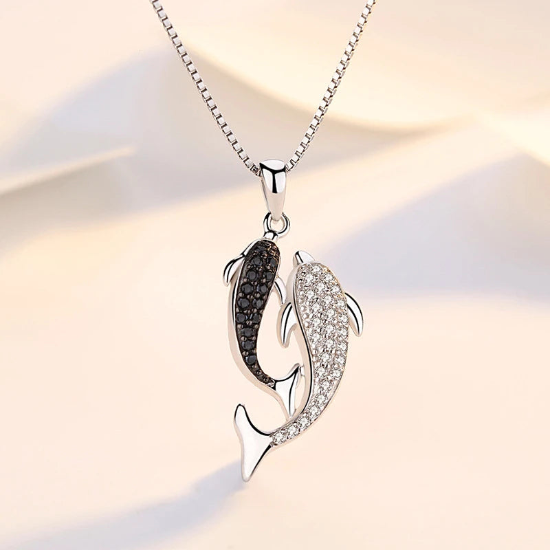 collier avec deux dauphins sertis de zircons