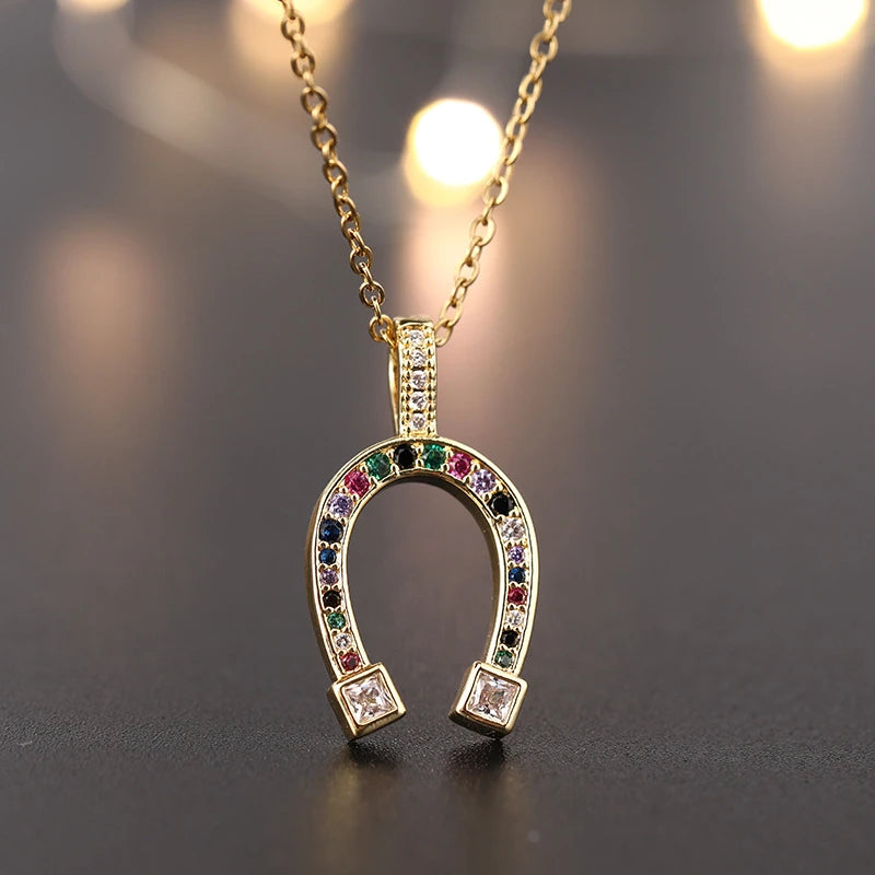 Collier Fer à Cheval, bijou en acier inoxydable doré et zircons naturels