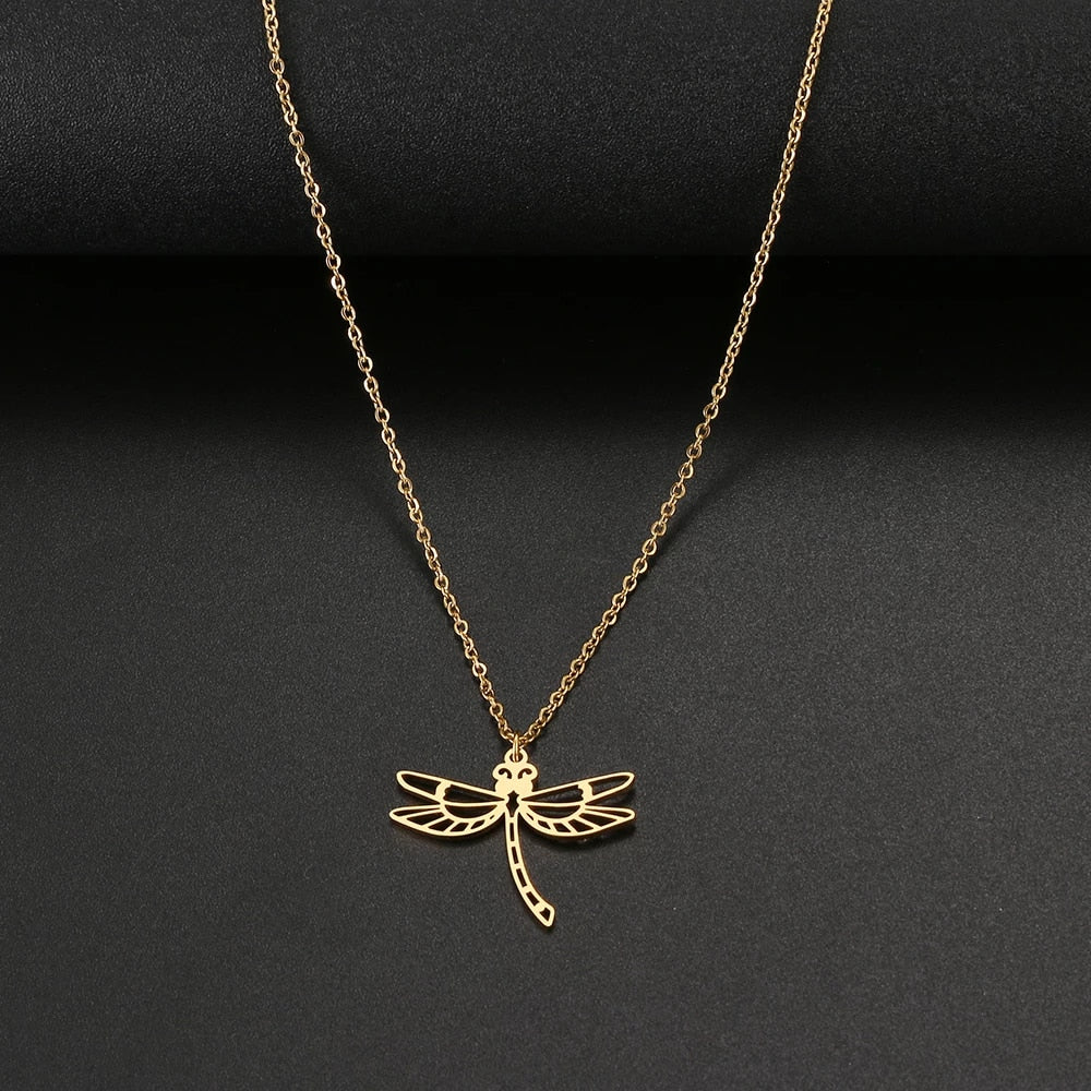 collier avec pendentif ajouré représentant une libellule