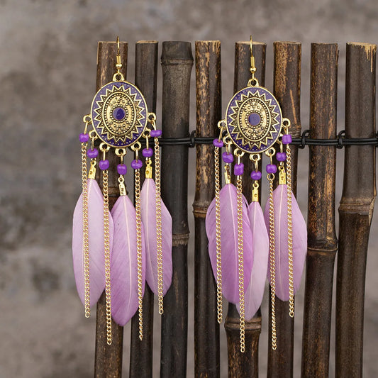 Boucles d'oreilles ethniques à pampilles, à perles mauves et à plumes roses