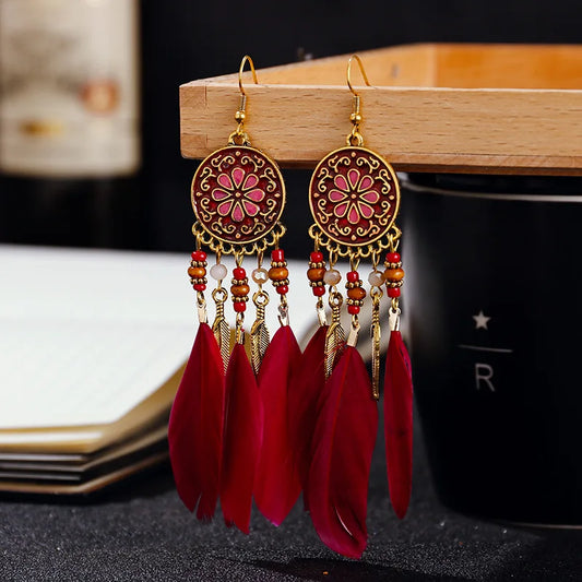 Boucles d'oreilles ethniques à perles et à plumes rouge bordeaux