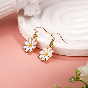 Boucles d'oreilles Marguerite, bijou en acier inoxydable et en émail