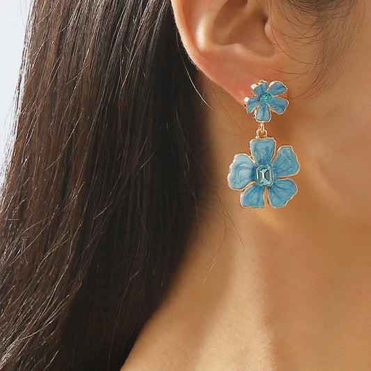 Boucles d'oreilles Fleurs bleues, bijou en acier inoxydable et en émail