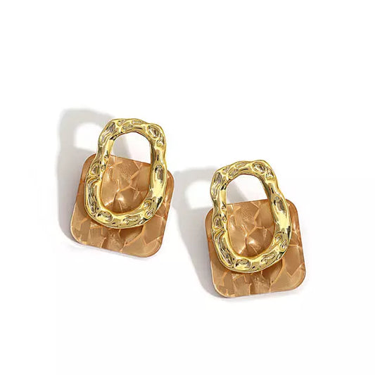 Boucles d'oreilles Géométriques, bijou en acier inoxydable doré et en acrylique camel