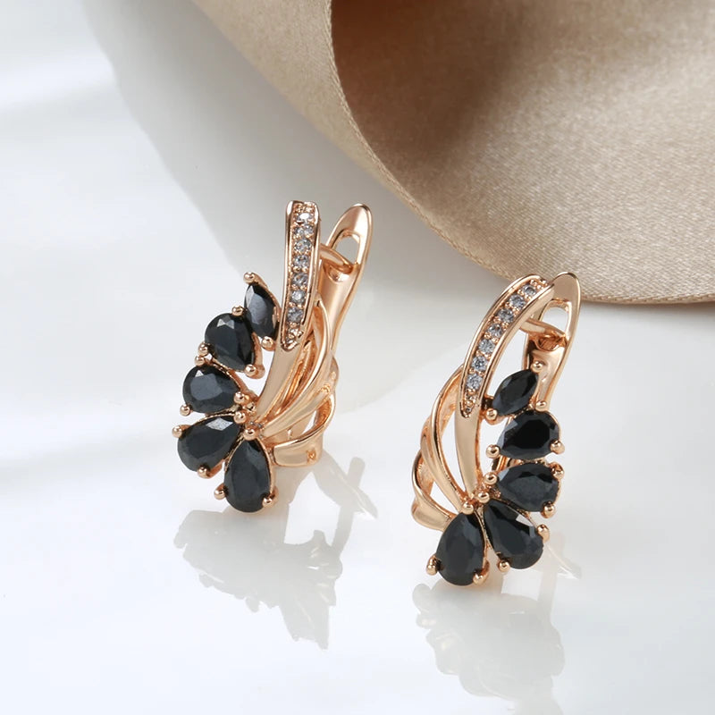 boucles d'oreilles en forme de fleur avec des zircons noirs