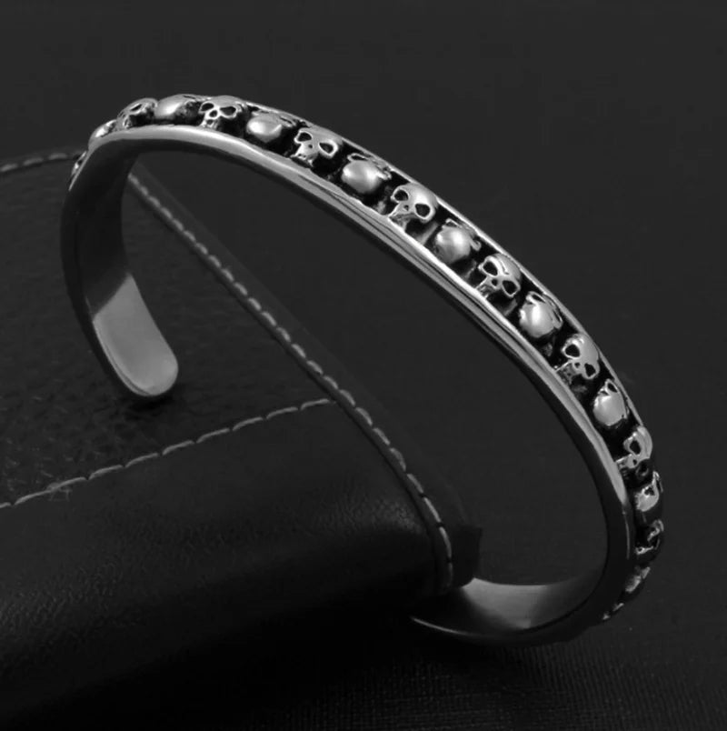 Bracelet bangle Têtes de mort, bijou en plaqué argent