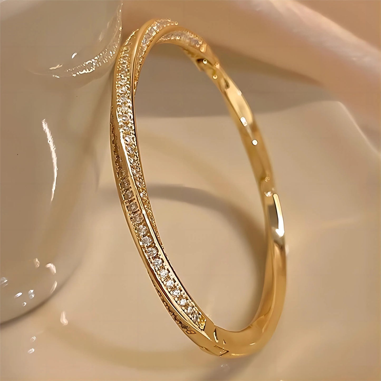 Bracelet torsadé, bijou en alliage plaqué or et en zircons naturels