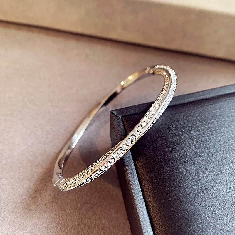 Bracelet torsadé, bijou en alliage plaqué argent et en zircons naturels