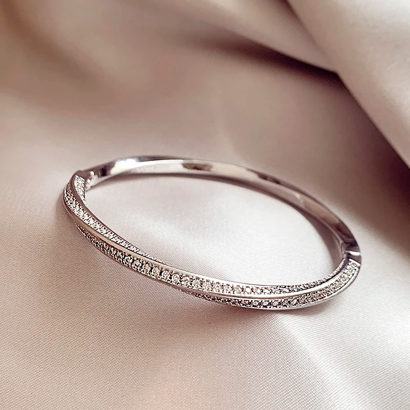 Bracelet torsadé, bijou en alliage plaqué argent et en zircons naturels