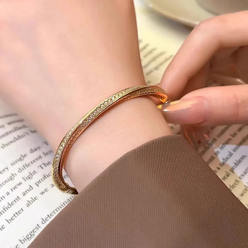 Bracelet torsadé, bijou en alliage plaqué or et en zircons naturels