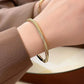 Bracelet torsadé, bijou en alliage plaqué or et en zircons naturels
