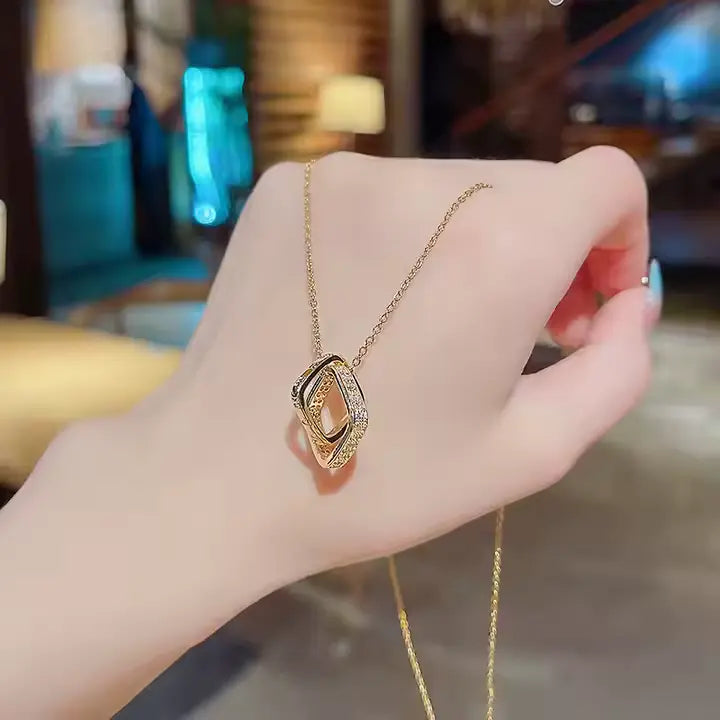 Collier Anneaux enlacés, bijou en alliage plaqué or rose et en zircons naturels