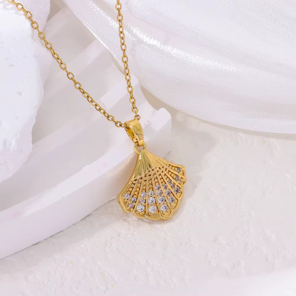 Collier Coquillage et zircons, bijou en acier inoxydable doré 750 (18 carats) et en zircons naturels