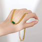 Collier avec cristal vert émeraude, bijou en acier inoxydable plaqué or et en cristal