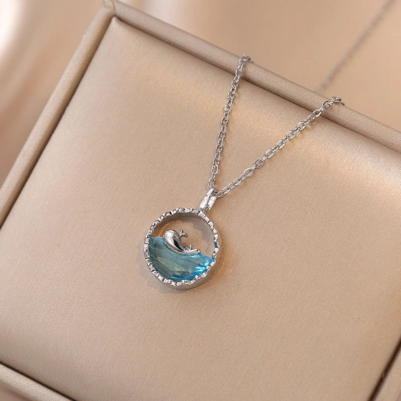 collier dauphin avec cristal bleu