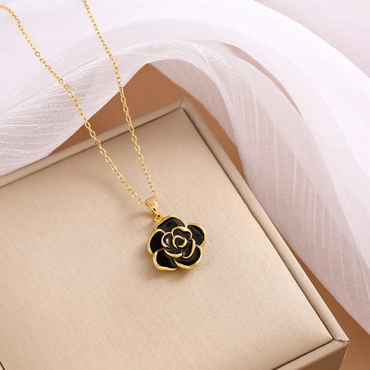 Collier Fleur noire, bijou en acier inoxydable doré et en émail